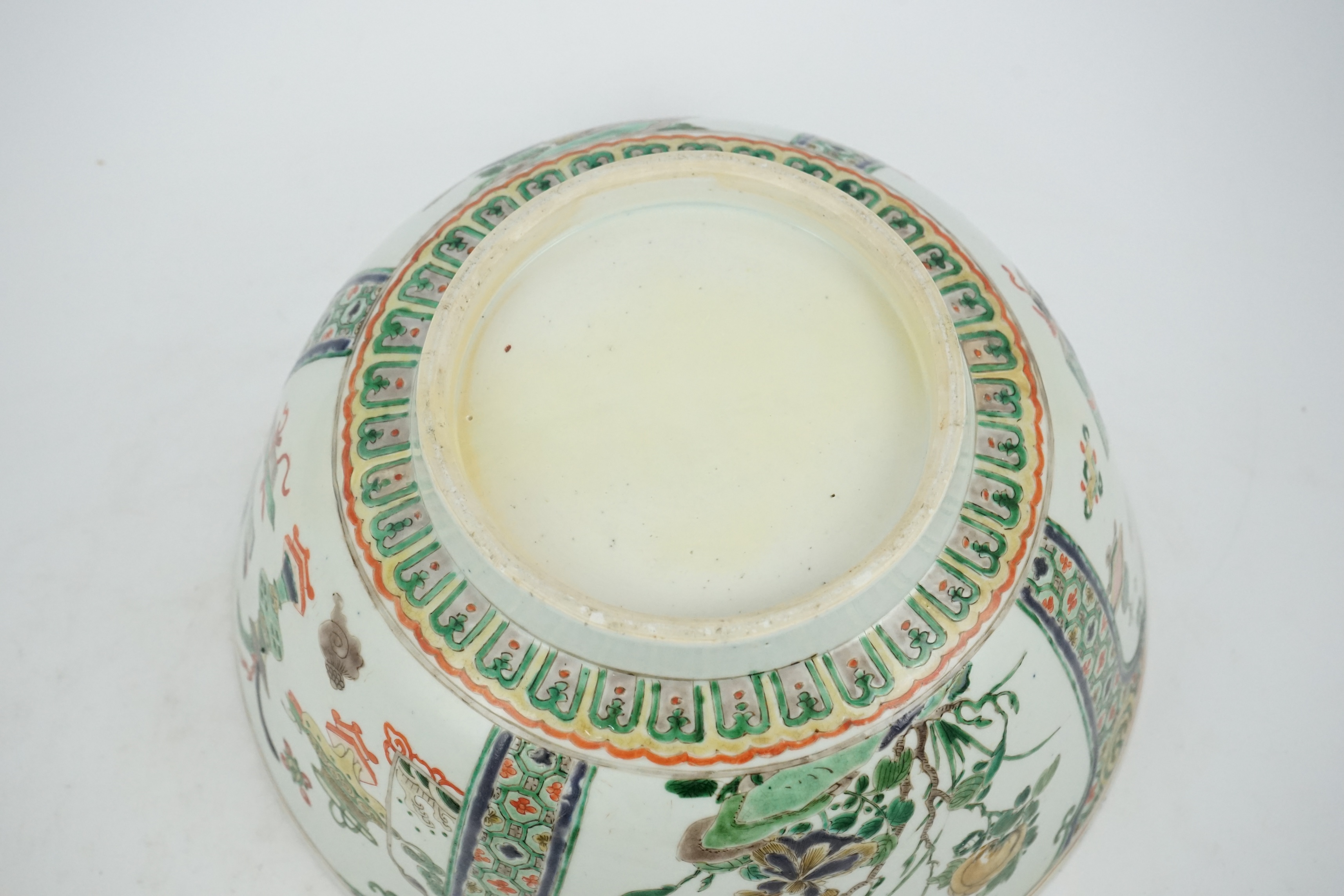 A large Chinese famille verte bowl, Kangxi period (1662-1722)